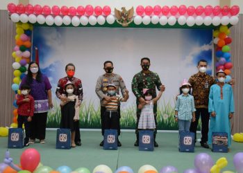 Kapolda Kepri Beri Dukungan Psikososial Bagi Anak-Anak Terdampak Covid-19 Tahun 2021 Dengan Tema Peduli Anak Indonesia Tangguh