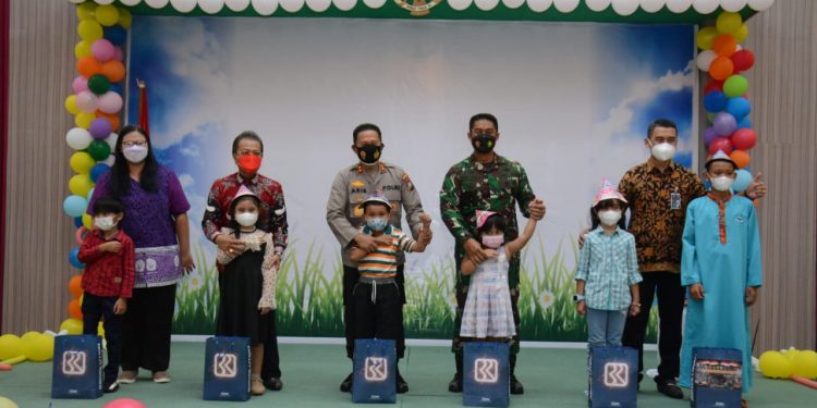 Kapolda Kepri Beri Dukungan Psikososial Bagi Anak-Anak Terdampak Covid-19 Tahun 2021 Dengan Tema Peduli Anak Indonesia Tangguh