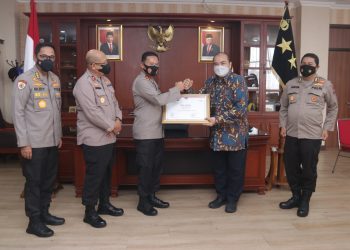 Kapolda Kepri Menerima Penghargaan BMN Awards Terbaik Ke-3 Dari Ditjen Kekayaan Kemenkeu RI