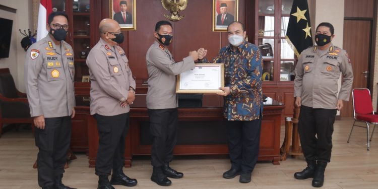Kapolda Kepri Menerima Penghargaan BMN Awards Terbaik Ke-3 Dari Ditjen Kekayaan Kemenkeu RI