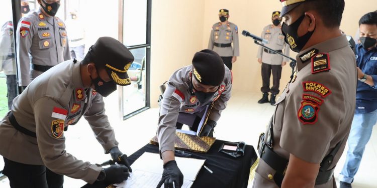 Kapolres Bintan Lantik Pejabat Baru dan Lepas Pejabat Lama Dalam Upacara Serah Terima Jabatan