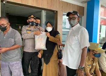 Kapolres Kep.Anambas Bersama Anggota Polsek Siantan Melaksanakan Gerai Vaksin Presisi Kapolri dan Pembagian Sembako