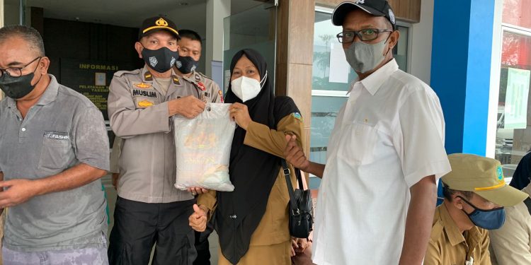 Kapolres Kep.Anambas Bersama Anggota Polsek Siantan Melaksanakan Gerai Vaksin Presisi Kapolri dan Pembagian Sembako