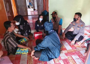 Kapolres Kep.Anambas Beserta Anggota Polsek Palmatak Terjun Langsung Membagikan Sembako dan Penyuluhan Vaksinasi Lansia Secara Door To Door