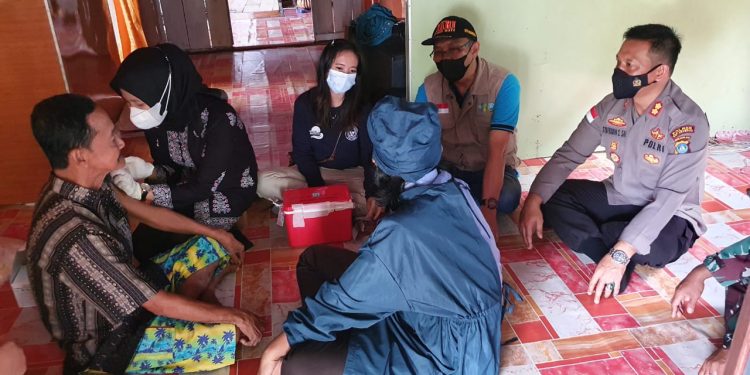 Kapolres Kep.Anambas Beserta Anggota Polsek Palmatak Terjun Langsung Membagikan Sembako dan Penyuluhan Vaksinasi Lansia Secara Door To Door