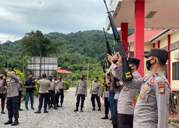 Kapolres Kep.Anambas Lakukan Pemeriksaan Senjata Dinas