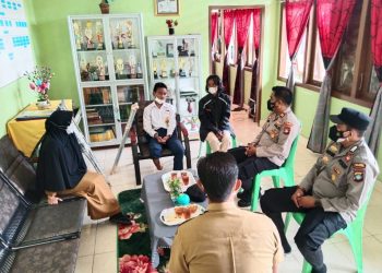 Kapolsek Daik Lingga Berikan Alat Bantu Penyandang Disabilitas Kepada Siswa SMP Neg.1 Daik Lingga