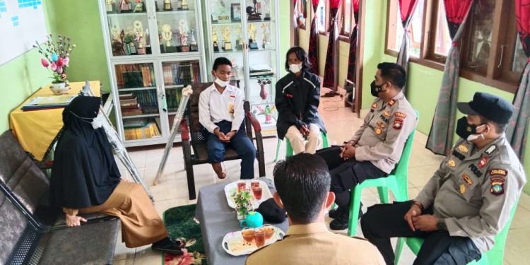 Kapolsek Daik Lingga Berikan Alat Bantu Penyandang Disabilitas Kepada Siswa SMP Neg.1 Daik Lingga