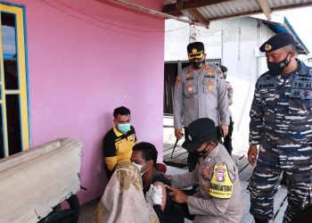 Laksanakan Vaksinasi Door To Door, Kapolres Natuna Ikut Turun Langsung ke Kampung Tua Penagi