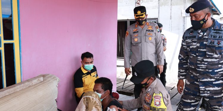 Laksanakan Vaksinasi Door To Door, Kapolres Natuna Ikut Turun Langsung ke Kampung Tua Penagi