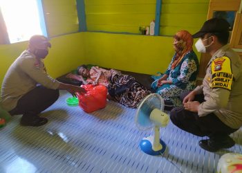 Peduli Terhadap Sesama, Polsek Midai Bagikan Paket Sembako Kepada Warga