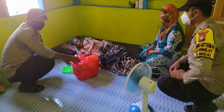 Peduli Terhadap Sesama, Polsek Midai Bagikan Paket Sembako Kepada Warga