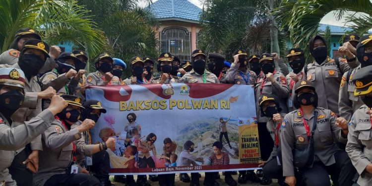 Peringati Konferensi Internasional, Polwan RI Gelar Baksos di Labuan Bajo