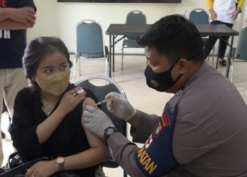 Poliklinik Sat Brimob Polda Kepri Bersama Biddokes Polda Kepri Gelar Vaksinasi Massal Untuk Masyarakat