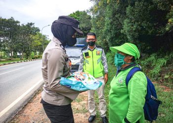 Polsek Kawasan Bandara Hang Nadim Batam Bagikan Bantuan Sosial Kepada Masyarakat Terdampak Covid-19