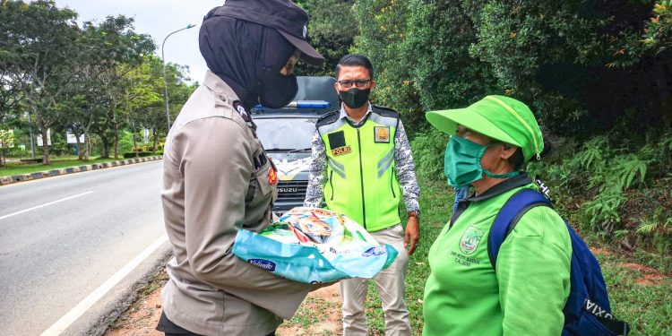 Polsek Kawasan Bandara Hang Nadim Batam Bagikan Bantuan Sosial Kepada Masyarakat Terdampak Covid-19