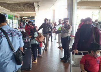 Polsek Kawasan Bandara Hang Nadim Berikan Himbauan Prokes Pada Antrian Calon Penumpang di Bandara Hang Nadim