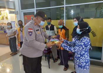 Polsek Kawasan Pelabuhan Batam Lakukan Bagikan Bantuan Sosial Kepada Porter Domestik Telaga Punggur