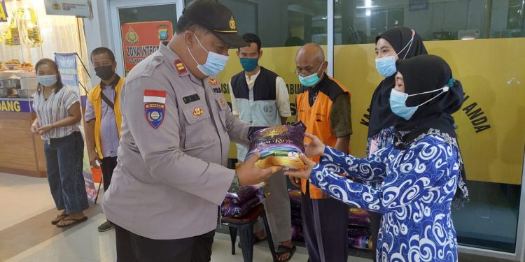 Polsek Kawasan Pelabuhan Batam Lakukan Bagikan Bantuan Sosial Kepada Porter Domestik Telaga Punggur