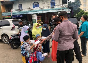 Polsek Lubuk Baja Bagikan Paket Makanan Kepada Masyarakat Terdampak Covid-19