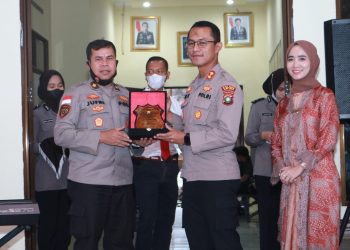 Ramah Tamah Dalam Rangka Pindah Tugas, Kapolres Natuna Terima Cendera Mata dari Wakapolres dan Personil Polres Natuna