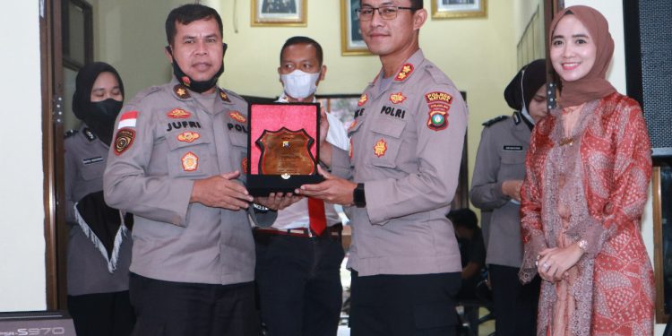 Ramah Tamah Dalam Rangka Pindah Tugas, Kapolres Natuna Terima Cendera Mata dari Wakapolres dan Personil Polres Natuna