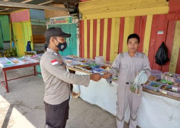 Sat Binmas Polres Natuna Bagikan Masker Gratis Serta Himbau Pentingnya Protokol Kesehatan Kepada Masyarakat