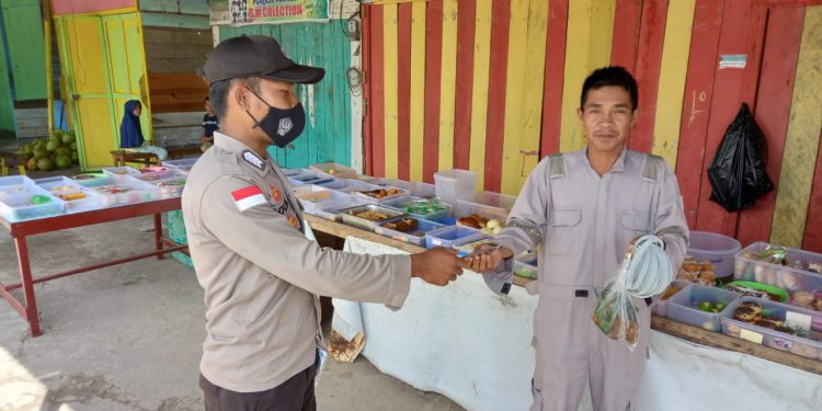 Sat Binmas Polres Natuna Bagikan Masker Gratis Serta Himbau Pentingnya Protokol Kesehatan Kepada Masyarakat