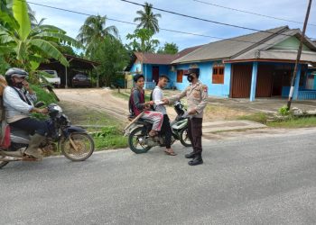 Sat Binmas Polres Natuna Himbau Protokol Kesehatan Serta Bagikan Masker Gratis Kepada Masyarakat