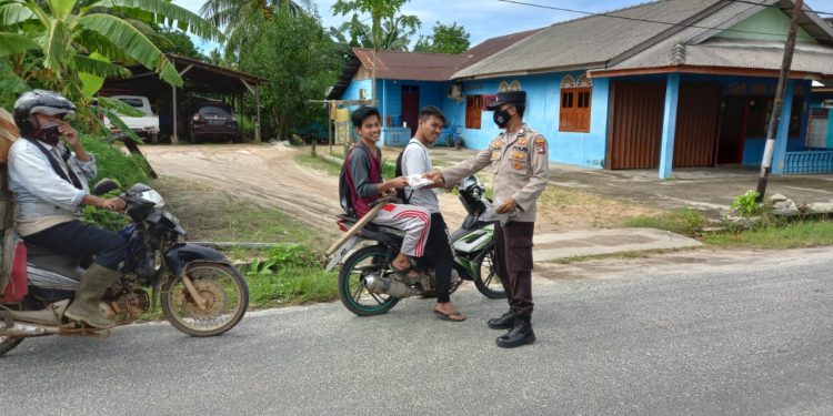 Sat Binmas Polres Natuna Himbau Protokol Kesehatan Serta Bagikan Masker Gratis Kepada Masyarakat