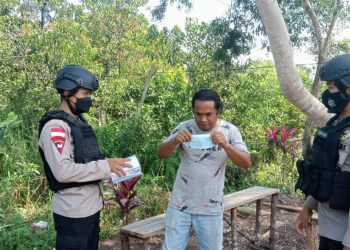 Sat Brimob Polda Kepri Patroli Kamtibmas di Galang, Berikan Himbauan Prokes dan Bagikan Masker Kepada Masyarakat
