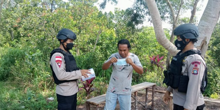 Sat Brimob Polda Kepri Patroli Kamtibmas di Galang, Berikan Himbauan Prokes dan Bagikan Masker Kepada Masyarakat