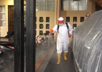 Sat Samapta Polresta Barelang Lakukan Penyemprotan Disinfektan Terhadap Rumah yang Terpapar Covid-19