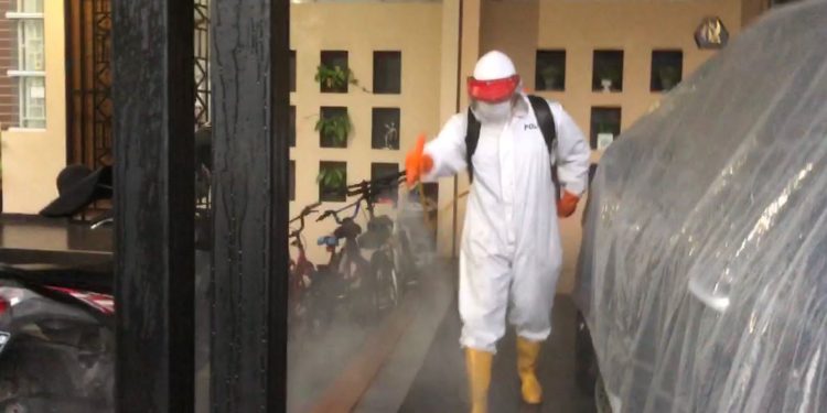 Sat Samapta Polresta Barelang Lakukan Penyemprotan Disinfektan Terhadap Rumah yang Terpapar Covid-19