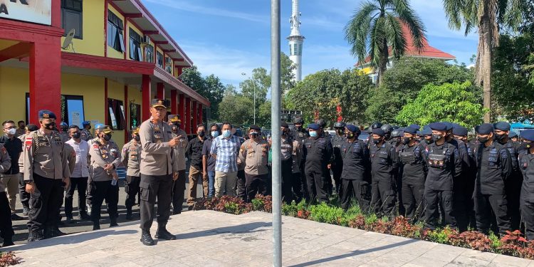Satbrimob Polda Kepri Back Up Polresta Barelang Dalam Pengamanan Aksi Unras Buruh di Depan Kantor Graha Kepri Kota Batam