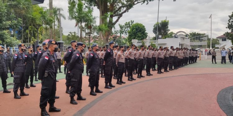 Satbrimob Polda Kepri Back Up Polresta Barelang Dalam Pengamanan Aksi Unras Buruh di Depan Pemko Batam