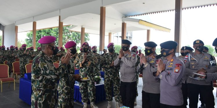 Satbrimob Polda Kepri Berikan Kejutan Kepada Korps Marinir dalam Rangka Hut Korps Marinir Ke-76