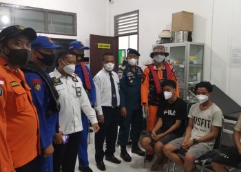 Satpolairud Polres Karimun Bersama Tim SAR Berhasil Evakuasi 5 Korban Kru Kapal Tenggelam di Perbatasan Perairan Malaysia