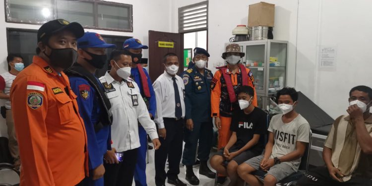 Satpolairud Polres Karimun Bersama Tim SAR Berhasil Evakuasi 5 Korban Kru Kapal Tenggelam di Perbatasan Perairan Malaysia
