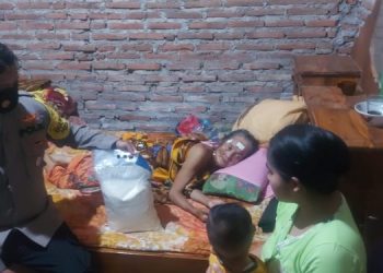 Sigap!! Mendengar Warganya Sakit, Bhabinkamtibmas Gunung Putri Antar Vitamin dan Sembako