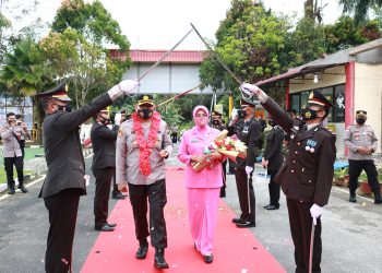 Tradisi Pedang Pora Warnai Penyambutan Kapolres Natuna Yang Baru