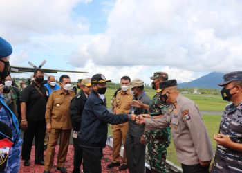 Wakapolda Kepri Dampingi Gubernur Kepri Sambut Kedatangan Menkopolhukam dan Mendagri di Natuna