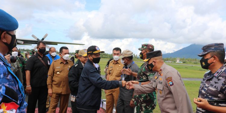 Wakapolda Kepri Dampingi Gubernur Kepri Sambut Kedatangan Menkopolhukam dan Mendagri di Natuna