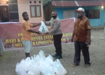 Jelang Natal, Kapolsek Heram Berbagi Kasih ke Tokoh Masyarakat