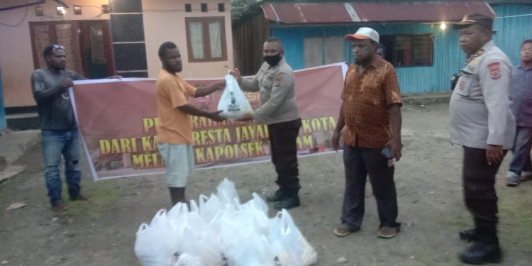 Jelang Natal, Kapolsek Heram Berbagi Kasih ke Tokoh Masyarakat