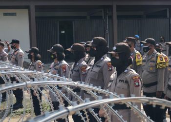 Aksi Simpatik Polwan Polres Bintan Hadapi Unras Fspmi