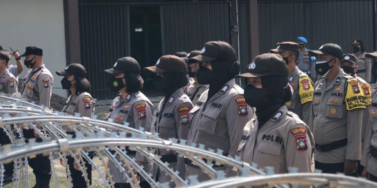 Aksi Simpatik Polwan Polres Bintan Hadapi Unras Fspmi