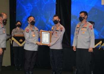 Anev Konsolidasi Humas Polri Tahun 2021, Polda Sumbar Terima Dua Penghargaan dari Kadiv Humas Polri