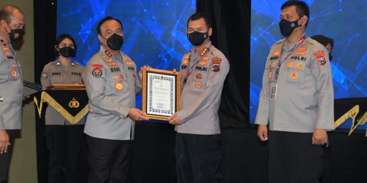 Anev Konsolidasi Humas Polri Tahun 2021, Polda Sumbar Terima Dua Penghargaan dari Kadiv Humas Polri