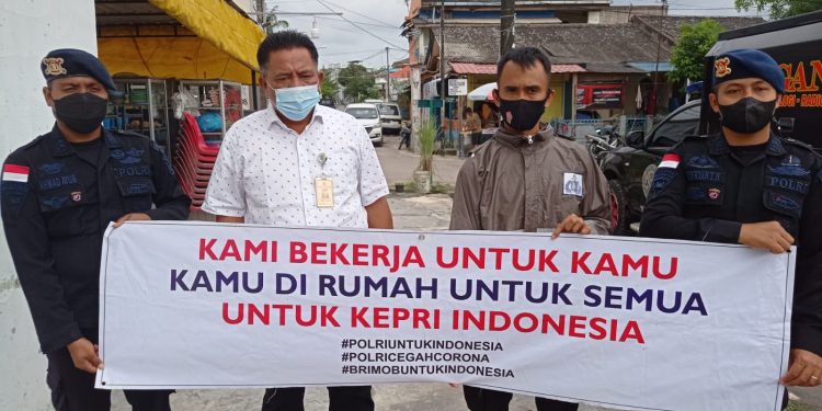 Antisipasi Gelombang Covid-19, Sat Brimob Polda Kepri Terus Lakukan Penyemprotan Desinfektan
